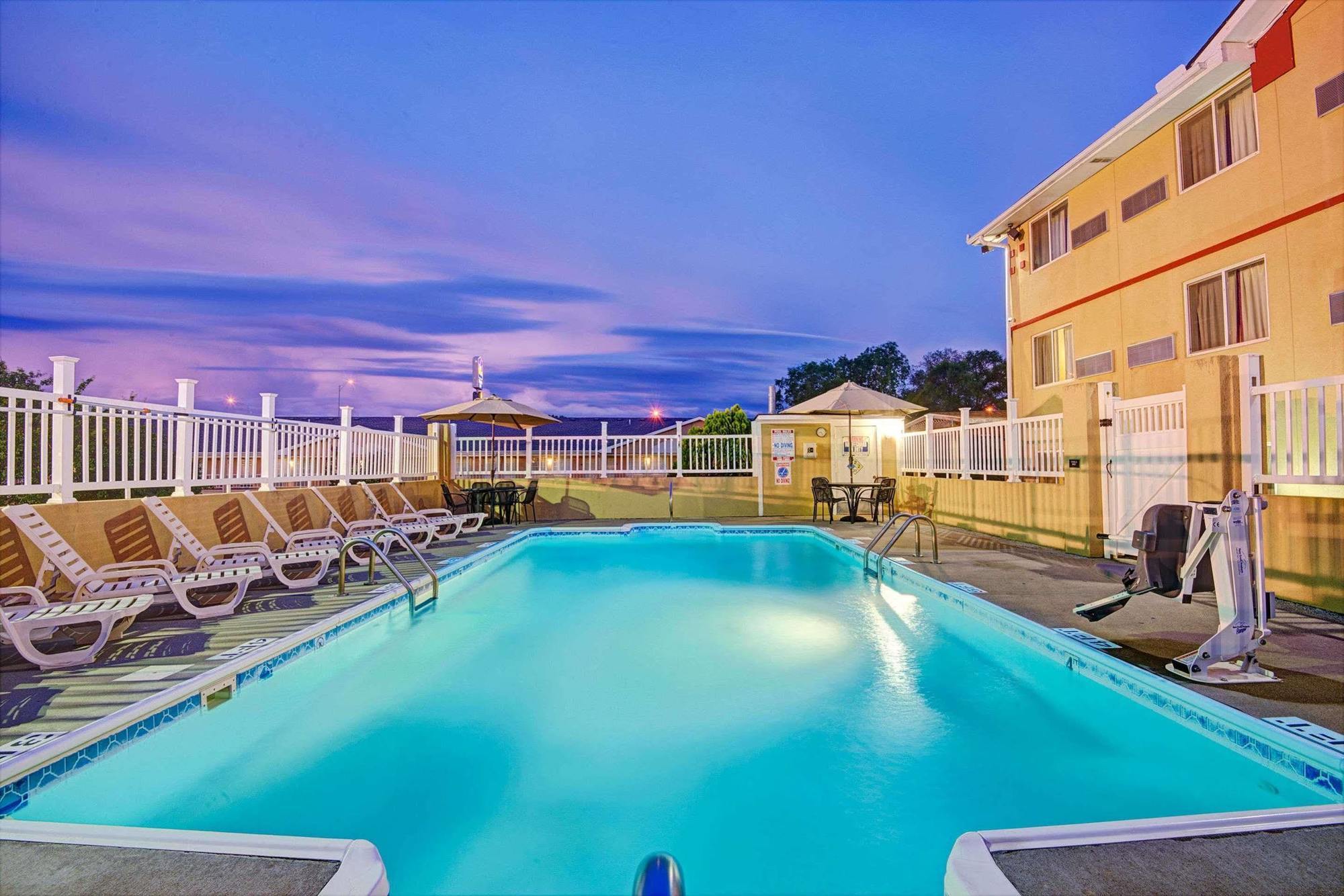 Super 8 By Wyndham Independence Kansas City Esterno foto
